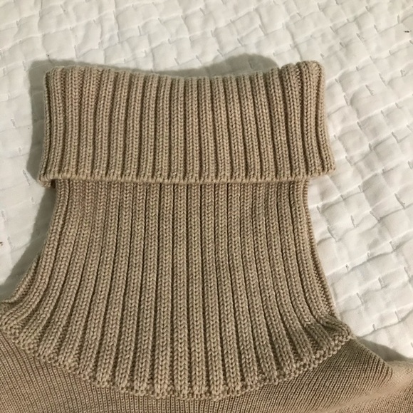 Tan Chanel warm top - Picture 4 of 7